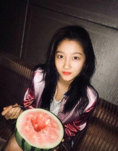 深夜吃瓜感情观,揭秘当代年轻人的感情观