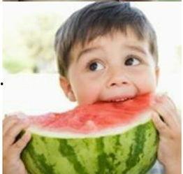 儿童吃瓜图片情侣,儿童吃瓜萌态与情侣温馨瞬间