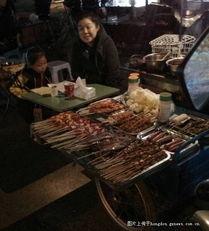 烧烤摊夫妇吃瓜,揭秘市井生活的酸甜苦辣