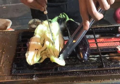 烧烤摊夫妇吃瓜,揭秘市井生活的酸甜苦辣