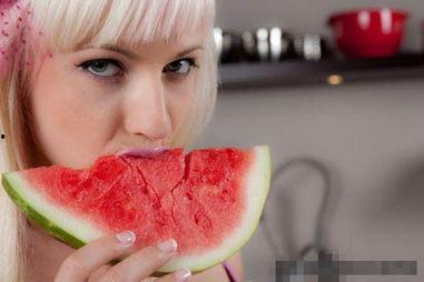 美女吃宁夏瓜,美女品尝尽展风情