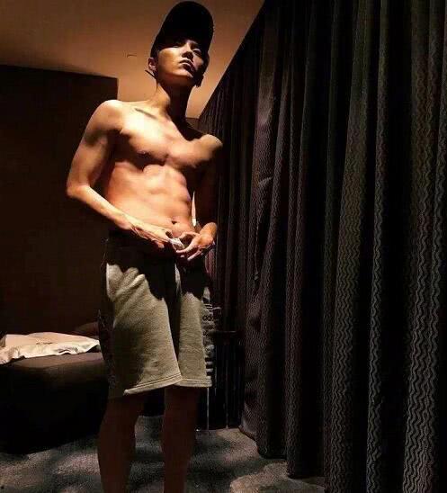 54秒腹肌男吃瓜,揭秘健身达人日常小趣事