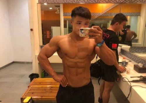 54秒腹肌男吃瓜,揭秘健身达人日常小趣事