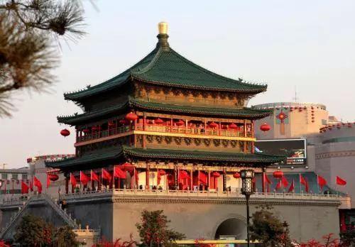 钟楼广场吃瓜事件,一场引发热议的街头冲突