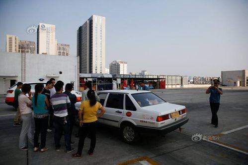 学生楼顶吃瓜,学生们的夏日休闲时光