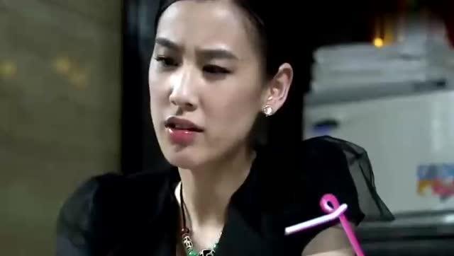 美女和帅哥吃瓜,甜蜜互动引网友热议