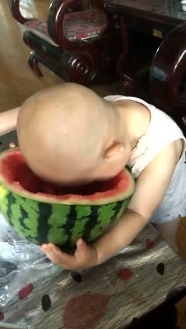 按着头吃瓜视频,揭秘“按头吃瓜”视频的火爆之谜