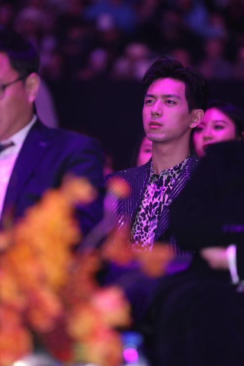 演员现场吃瓜图片大全,明星们的“瓜田”奇遇记