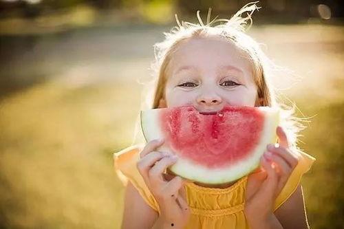 孩子吃瓜配音,趣味横生