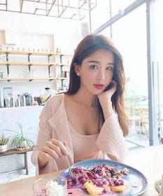 李丽欣白色吊带吃瓜