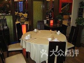 杭州下沙酒馆吃瓜,杭州街头热辣吃瓜，一探酒香四溢的市井风情