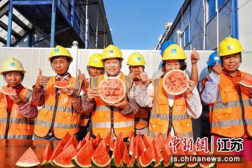 工人吃瓜,工人夏日吃瓜解暑记