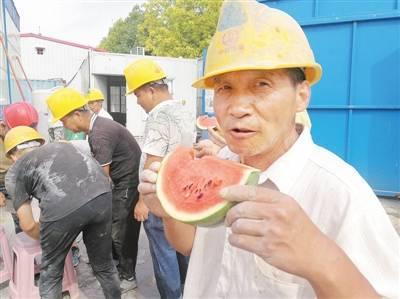 工人吃瓜,工人夏日吃瓜解暑记