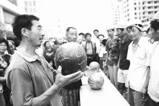 农民工吃瓜,瓜果飘香里的甜蜜时光