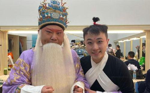 跟粉丝跳舞吃瓜,粉丝互动，共度欢乐时光