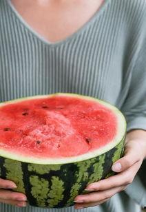 杭州教师吃瓜,一场“吃瓜”背后的校园饮食安全探讨