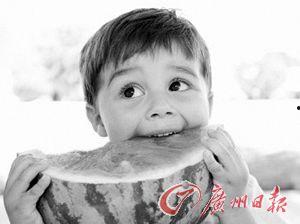 小孩给老人吃瓜,小孩给老人送瓜，温馨瞬间感动人心