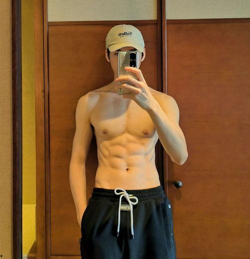 54秒腹肌男吃瓜,揭秘健身达人日常小趣事